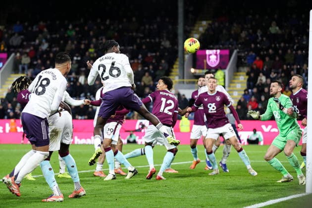 Premier League Burnley v Manchester United, ManU Ayden Heaven of Manchester United heads at goal during the Premier League match Burnley vs Manchester United at Turf Moor, Burnley, United Kingdom, 7th January 2026 (Photo by Jorge Horsted News Images) Burnley Turf Moor Lancashire United Kingdom Copyright: xJorgexHorsted NewsxImagesx