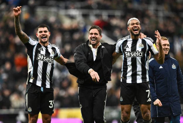 (l-r) Bruno Guimaraes of Newcastle United, Jason Tindall assistant coach for Newcastle United and Joelinton of Newcastle United celebrate after full time Copyright: xRichardxLee SportsxPressxPhotox Sportspressphoto_SPR79516
