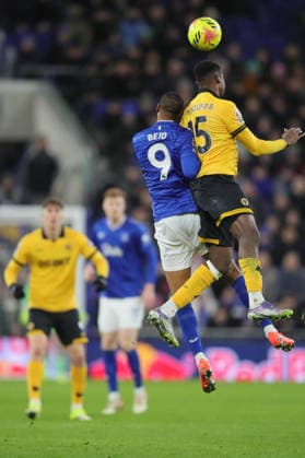 Everton v Wolverhampton Wanderers, Premier League Yerson Mosquera of Wolverhampton Wanderers and Beto of Everton during the Premier League match between Everton and Wolverhampton Wanderers at Hill Dickinson Stadium, Liverpool, UK on 7 January 2026. Liverpool Hill Dickinson Stadium Merseyside UK Editorial use only DataCo restrictions apply See www.football-dataco.com , Copyright: xAlunxRobertsx PSI-23540-0071