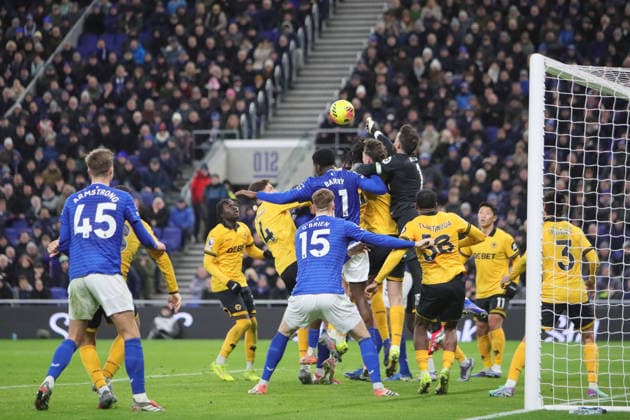 Everton v Wolverhampton Wanderers, Premier League JosÃ Sa of Wolverhampton Wanderers punches clear during the Premier League match between Everton and Wolverhampton Wanderers at Hill Dickinson Stadium, Liverpool, UK on 7 January 2026. Liverpool Hill Dickinson Stadium Merseyside UK Editorial use only DataCo restrictions apply See www.football-dataco.com , Copyright: xAlunxRobertsx PSI-23540-0087