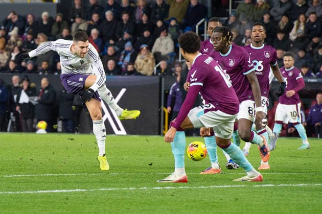 Burnley v Manchester United, ManU Premier League Diogo Dalot of Manchester United with a strike on goal during the Premier League between Burnley and Manchester United at Turf Moor, Burnley 07 01 2026 UK Newspapers OUT Copyright: xMattxWilkinsonx FIL-22757-0082