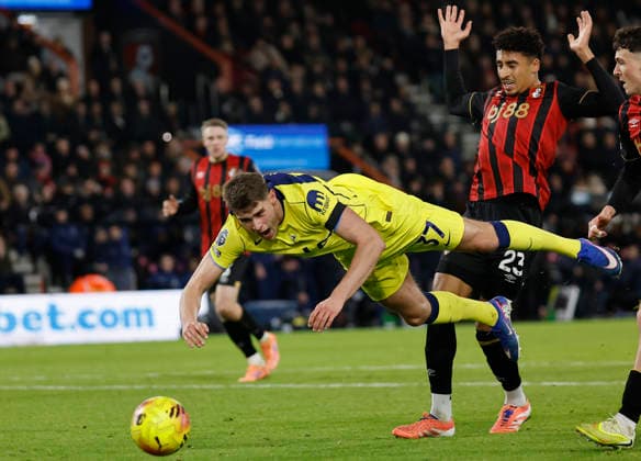 7th January 2026, Bournemouth, Dorset, England; Premier League Football, AFC Bournemouth versus Tottenham Hotspur; Micky Van De Ven competes with James Hill of Bournemouth that accused for foul of play  HongboxChen