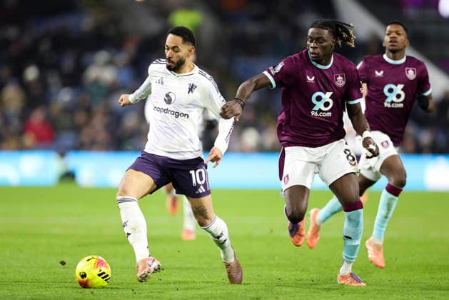 Burnley v Manchester United, ManU Premier League Manchester United forward Matheus Cunha (10) and Burnley midfielder Lesley Ugochukwu (8) battle during the Burnley v Manchester United Premier League match at Turf Moor, Burnley, England on 7 January 2026 Credit: Phil Duncan Every Second Media Editorial use only. All images are copyright Every Second Media Limited. No images may be reproduced without prior permission. All rights reserved. Premier League and Football League images are subject to licensing agreements with Football DataCo Limited. see https: www.football-dataco.com Copyright: xIMAGO EveryxSecondxMediax ESM-1738-0066 PhilxDuncanx xEveryxSecondxMediax