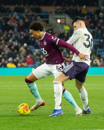 Burnley v Manchester United, ManU Premier League Bashir Humphreys of Burnley holds off Benjamin Å eÅ¡ko of Manchester United during the Premier League between Burnley and Manchester United at Turf Moor, Burnley 07 01 2026 UK Newspapers OUT Copyright: xMattxWilkinsonx FIL-22757-0091