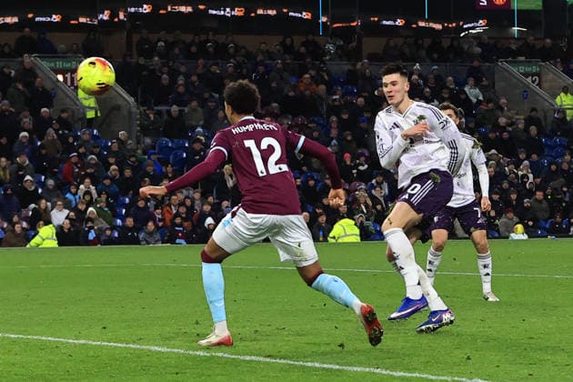 7th January 2026; Turf Moor, Burnley, Lancashire, England; Premier League Football, Burnley versus Manchester United, ManU Benjamin Sesko of Manchester United shoots at goal  DavidxBlunsden
