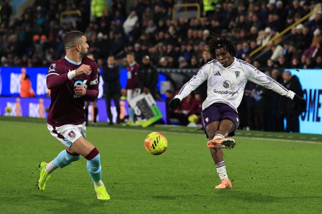 7th January 2026; Turf Moor, Burnley, Lancashire, England; Premier League Football, Burnley versus Manchester United, ManU Patrick Dorgu of Manchester United crosses the ball under pressure from Kyle Walker of Burnley  DavidxBlunsden