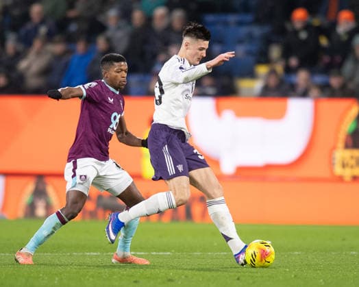 Burnley v Manchester United, ManU Premier League Benjamin Å eÅ¡ko of Manchester United holds the ball up from a Burnley player during the Premier League between Burnley and Manchester United at Turf Moor, Burnley 07 01 2026 UK Newspapers OUT Copyright: xMattxWilkinsonx FIL-22757-0099