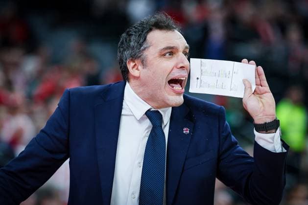 Cheftrainer Paolo Galbiati (Kosner Baskonia Vitoria-Gasteiz) mit Anweisugen an seine Mannschaft, energisch, ausdrucksstark, FC Bayern Muenchen Basketball vs. Kosner Baskonia Vitoria-Gasteiz, Basketball, Maenner, Turkish Airlines EuroLeague, Regulaere Saison, Saison 2025 2026, 07.01.2026 Muenchen Bayern Deutschland