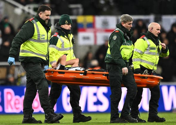 Fabian Schar of Newcastle United goes off with an injury Copyright: xRichardxLee SportsxPressxPhotox Sportspressphoto_SPR79537