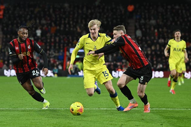 Bournemouth v Tottenham Hotspur, Premier League Lucas Bergvall (15) of Tottenham Hotspur on the attack battles for possession with Adrien Truffert (3) of AFC Bournemouth and Antoine Semenyo (24) of AFC Bournemouth during the Premier League match between Bournemouth and Tottenham Hotspur at the Vitality Stadium, Bournemouth, UK on 7 January 2026. Bournemouth Vitality Stadium Dorset UK Editorial use only DataCo restrictions apply See www.football-dataco.com , Copyright: xGrahamxHuntx PSI-23541-0278