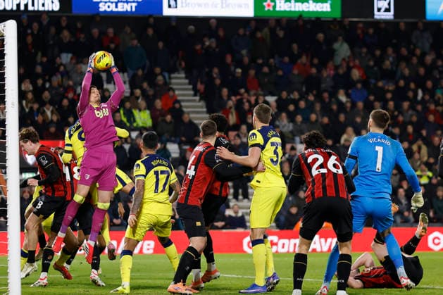 7th January 2026, Bournemouth, Dorset, England; Premier League Football, AFC Bournemouth versus Tottenham Hotspur; Dorde Petrovic of Bournemouth takes control of ball from a corner kick  HongboxChen
