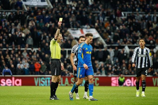 Newcastle United v Leeds United, Premier League Ethan Ampadu of Leeds United receives a yellow card during the Premier League match between Newcastle United and Leeds United at St. James s Park, Newcastle, UK on 7 January 2026. Newcastle St. James s Park Tyne and Wear UK Editorial use only DataCo restrictions apply See www.football-dataco.com , Copyright: xCraigxCowanx PSI-23535-0111