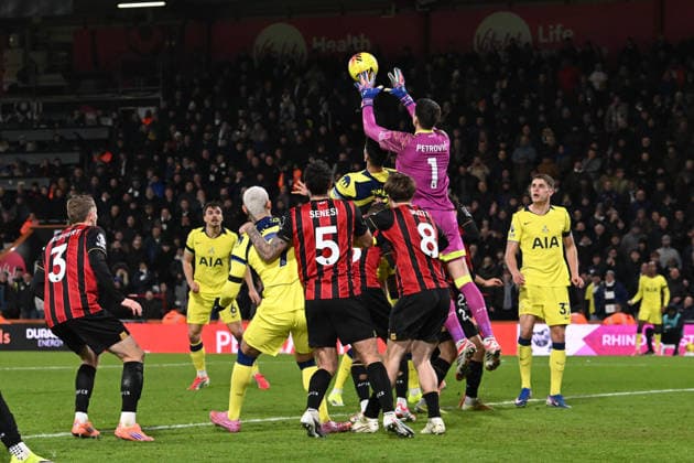 Bournemouth v Tottenham Hotspur, Premier League Djordje Petrovic (1) of AFC Bournemouth jumps to catch the ball during the Premier League match between Bournemouth and Tottenham Hotspur at the Vitality Stadium, Bournemouth, UK on 7 January 2026. Bournemouth Vitality Stadium Dorset UK Editorial use only DataCo restrictions apply See www.football-dataco.com , Copyright: xGrahamxHuntx PSI-23541-0347