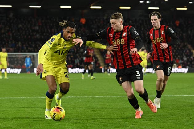 Bournemouth v Tottenham Hotspur, Premier League Wilson Odobert (28) of Tottenham Hotspur on the attack battles for possession with Adrien Truffert (3) of AFC Bournemouth during the Premier League match between Bournemouth and Tottenham Hotspur at the Vitality Stadium, Bournemouth, UK on 7 January 2026. Bournemouth Vitality Stadium Dorset UK Editorial use only DataCo restrictions apply See www.football-dataco.com , Copyright: xGrahamxHuntx PSI-23541-0349