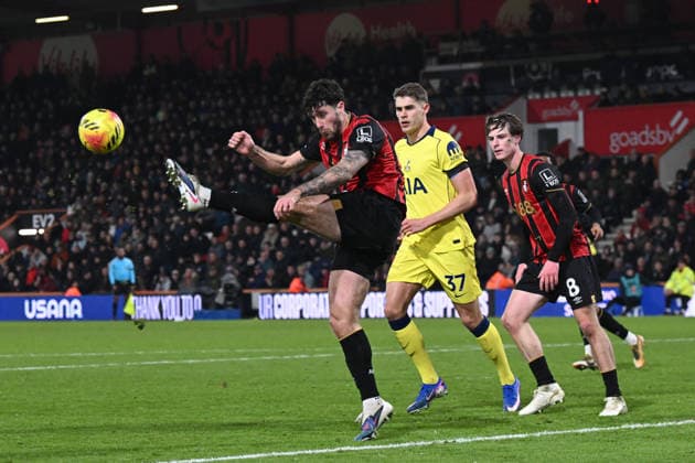 Bournemouth v Tottenham Hotspur, Premier League Marcos Senesi (5) of AFC Bournemouth clears the ball during the Premier League match between Bournemouth and Tottenham Hotspur at the Vitality Stadium, Bournemouth, UK on 7 January 2026. Bournemouth Vitality Stadium Dorset UK Editorial use only DataCo restrictions apply See www.football-dataco.com , Copyright: xGrahamxHuntx PSI-23541-0351