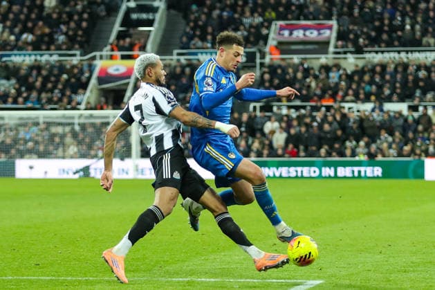 Newcastle United v Leeds United, Premier League Joelinton Of Newcastle United battles with Ethan Ampadu Of Leeds United during the Newcastle United v Leeds United Premier League match at St. James Park, Newcastle Upon Tyne, England on 7 January 2026 Credit: Lee Keuneke Every Second Media Editorial use only. All images are copyright Every Second Media Limited. No images may be reproduced without prior permission. All rights reserved. Premier League and Football League images are subject to licensing agreements with Football DataCo Limited. see https: www.football-dataco.com Copyright: xIMAGO EveryxSecondxMediax ESM-1740-0149 LeexKeunekex xEveryxSecondxMediax