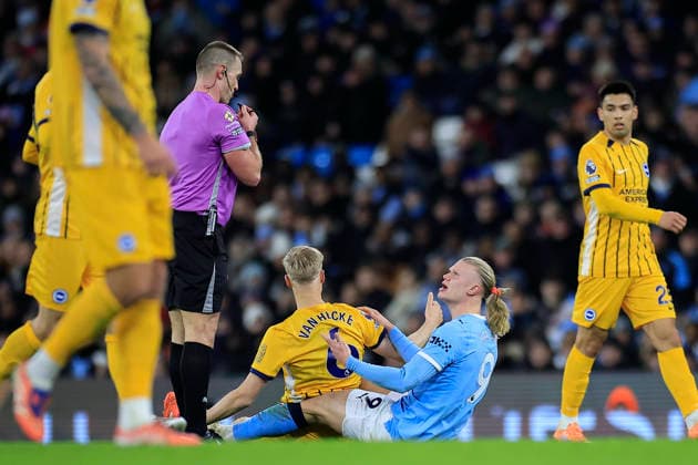 Manchester City v Brighton and Hove Albion, Premier League Erling Haaland (9) of Manchester City questions referee Thomas Bramall during the Premier League match between Manchester City and Brighton and Hove Albion at the Etihad Stadium, Manchester, UK on 7 January 2026. Manchester Etihad Stadium Manchester UK Editorial use only DataCo restrictions apply See www.football-dataco.com , Copyright: xConorxMolloyx PSI-23536-0116