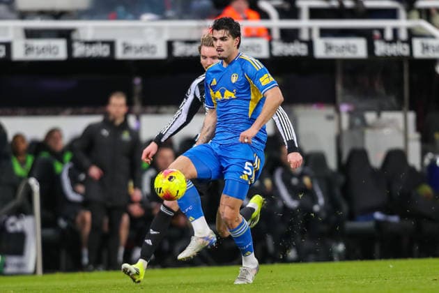 Newcastle United v Leeds United, Premier League Pascal Struijk Of Leeds United Under pressure from Nick Woltemade Of Newcastle United during the Newcastle United v Leeds United Premier League match at St. James Park, Newcastle Upon Tyne, England on 7 January 2026 Credit: Lee Keuneke Every Second Media Editorial use only. All images are copyright Every Second Media Limited. No images may be reproduced without prior permission. All rights reserved. Premier League and Football League images are subject to licensing agreements with Football DataCo Limited. see https: www.football-dataco.com Copyright: xIMAGO EveryxSecondxMediax ESM-1740-0163 LeexKeunekex xEveryxSecondxMediax
