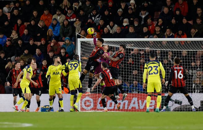 7th January 2026, Bournemouth, Dorset, England; Premier League Football, AFC Bournemouth versus Tottenham Hotspur; Dorde Petrovic of Bournemouth stretches to punch the ball away from a corner kick  HongboxChen