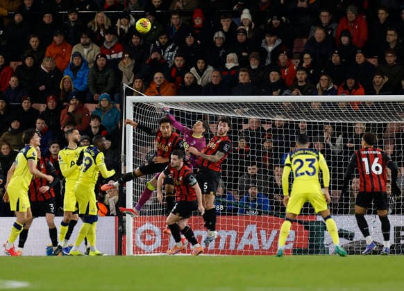 7th January 2026, Bournemouth, Dorset, England; Premier League Football, AFC Bournemouth versus Tottenham Hotspur; Dorde Petrovic of Bournemouth stretches to punch the ball away from a corner kick  HongboxChen
