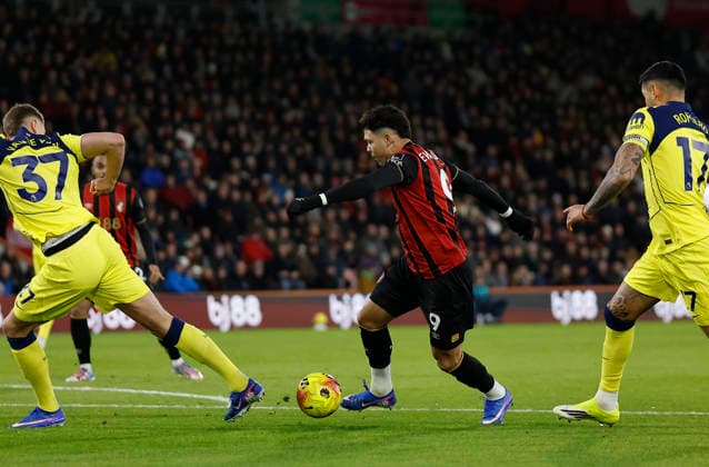 7th January 2026, Bournemouth, Dorset, England; Premier League Football, AFC Bournemouth versus Tottenham Hotspur; Evanilson of Bournemouth plays ball into Tottenham Box  HongboxChen