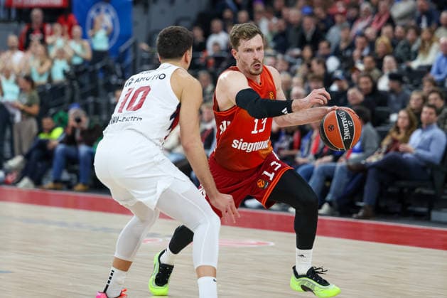 Andreas Obst (FC Bayern Basketball, 13) mit Matteo Spagnolo (Baskonia Vitoria-Gasteiz, 10), GER, FC Bayern Basketball vs. Kosner Baskonia Vitoria-Gasteiz, Basketball, Euroleague, 20. Spieltag, Saison 2025 2026, 07.01.2026, GER, FC Bayern Basketball vs. Kosner Baskonia Vitoria-Gasteiz, Basketball, Euroleague, 20. Spieltag, Saison 2025 2026, 07.01.2026 Muenchen Copyright: xEibner-Pressefoto JennixMaulx EP_JML