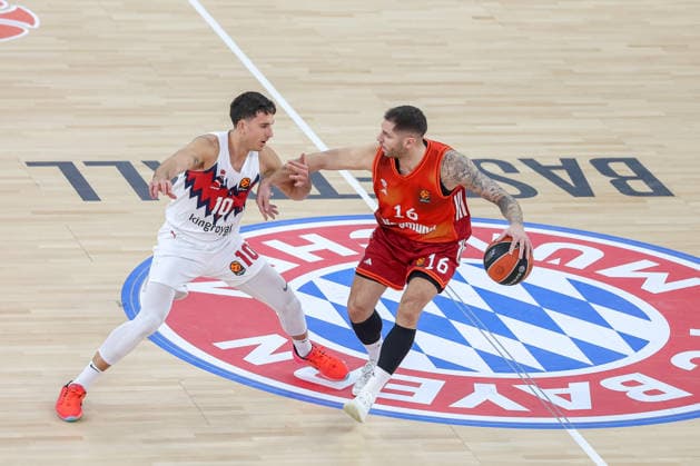 Stefan Jovic (FC Bayern Basketball, 16) mit Matteo Spagnolo (Baskonia Vitoria-Gasteiz, 10), GER, FC Bayern Basketball vs. Kosner Baskonia Vitoria-Gasteiz, Basketball, Euroleague, 20. Spieltag, Saison 2025 2026, 07.01.2026, GER, FC Bayern Basketball vs. Kosner Baskonia Vitoria-Gasteiz, Basketball, Euroleague, 20. Spieltag, Saison 2025 2026, 07.01.2026 Muenchen Copyright: xEibner-Pressefoto JennixMaulx EP_JML