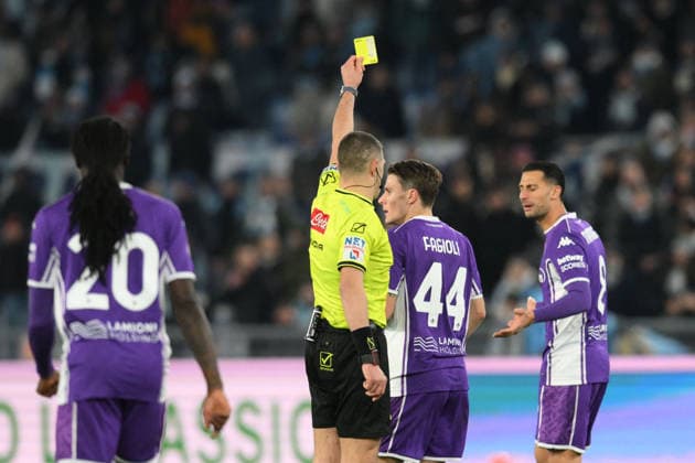 CALCIO - Serie A - SS Lazio vs ACF Fiorentina referee Simone Sozza issues a yellow card to Nicolo Fagioli of AC Fiorentina during the match of 19th day of the Serie A Championship between S.S.Lazio and A.C. Fiorentina at the Olimpico Stadium on Jan 7, 2026 in Rome, Italy. during SS Lazio vs ACF Fiorentina, Italian soccer Serie A match in Rome, Italy, January 07 2026 Rome Italy  Copyright: xIPAxSport ABACAx