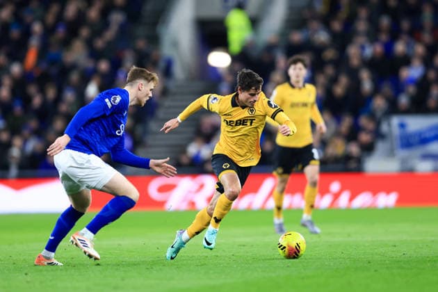 Liverpool, England, 7th January 2026. Hugo Bueno of Wolverhampton Wanderers runs with the ball whilst under pressure from Jake O™Brien of Everton during the Everton vs Wolverhampton Wanderers Premier League match at Hill Dickinson Stadium, Liverpool. Picture credit should read: Jessica Hornby Sportimage EDITORIAL USE ONLY. No use with unauthorised audio, video, data, fixture lists, club league logos or live services. Online in-match use limited to 120 images, no video emulation. No use in betting, games or single club league player publications. SPI_065_JH_EVERTON_WOLVES SPI-4436-0062