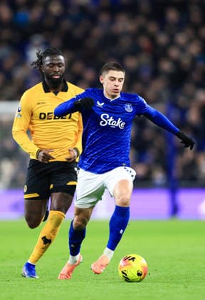 Liverpool, England, 7th January 2026. Vitaliy Mykolenko of Everton is challenged by Tolu Arokodare of Wolverhampton Wanderers during the Everton vs Wolverhampton Wanderers Premier League match at Hill Dickinson Stadium, Liverpool. Picture credit should read: Jessica Hornby Sportimage EDITORIAL USE ONLY. No use with unauthorised audio, video, data, fixture lists, club league logos or live services. Online in-match use limited to 120 images, no video emulation. No use in betting, games or single club league player publications. SPI_076_JH_EVERTON_WOLVES SPI-4436-0073