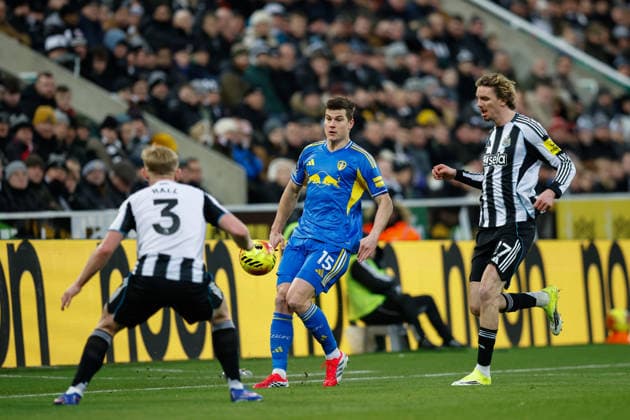 Newcastle United v Leeds United, Premier League Jaka Bijol of Leeds United runs at Lewis Hall of Newcastle United during the Premier League match between Newcastle United and Leeds United at St. James s Park, Newcastle, UK on 7 January 2026. Newcastle St. James s Park Tyne and Wear UK Editorial use only DataCo restrictions apply See www.football-dataco.com , Copyright: xCraigxCowanx PSI-23535-0125