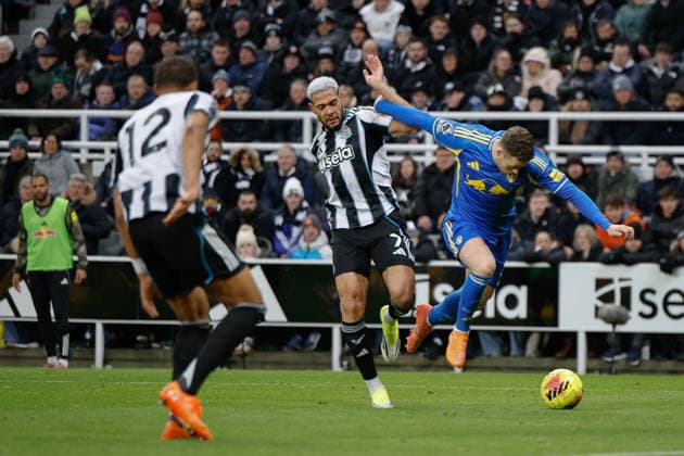 Newcastle United v Leeds United, Premier League Joelinton of Newcastle United battles with Gabriel Gudmundsson of Leeds United during the Premier League match between Newcastle United and Leeds United at St. James s Park, Newcastle, UK on 7 January 2026. Newcastle St. James s Park Tyne and Wear UK Editorial use only DataCo restrictions apply See www.football-dataco.com , Copyright: xCraigxCowanx PSI-23535-0150