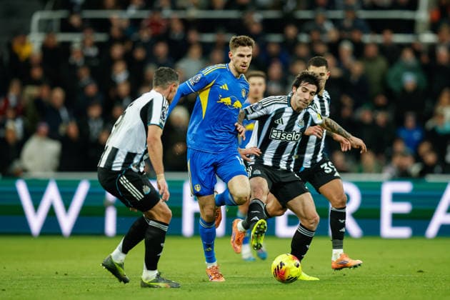 Newcastle United v Leeds United, Premier League Anton Stach of Leeds United battles with Sandro Tonali of Newcastle United during the Premier League match between Newcastle United and Leeds United at St. James s Park, Newcastle, UK on 7 January 2026. Newcastle St. James s Park Tyne and Wear UK Editorial use only DataCo restrictions apply See www.football-dataco.com , Copyright: xCraigxCowanx PSI-23535-0153