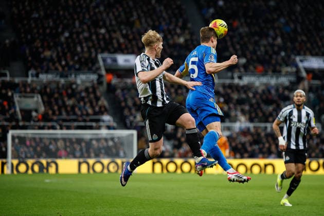 Newcastle United v Leeds United, Premier League Pascal Struijk of Leeds United beats Lewis Hall of Newcastle United to the header during the Premier League match between Newcastle United and Leeds United at St. James s Park, Newcastle, UK on 7 January 2026. Newcastle St. James s Park Tyne and Wear UK Editorial use only DataCo restrictions apply See www.football-dataco.com , Copyright: xCraigxCowanx PSI-23535-0176