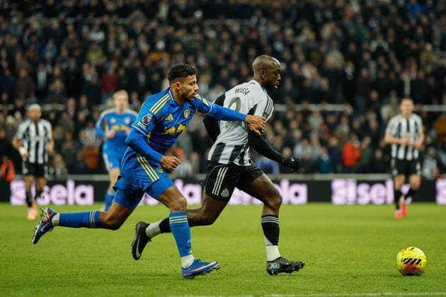 Newcastle United v Leeds United, Premier League Yoane Wissa of Newcastle United beats James Justin of Leeds United during the Premier League match between Newcastle United and Leeds United at St. James s Park, Newcastle, UK on 7 January 2026. Newcastle St. James s Park Tyne and Wear UK Editorial use only DataCo restrictions apply See www.football-dataco.com , Copyright: xCraigxCowanx PSI-23535-0193