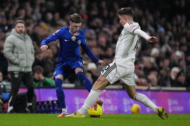 Premier League Fulham v Chelsea Cole Palmer of Chelsea on the ball under pressure during the Premier League match Fulham vs Chelsea at Craven Cottage, London, United Kingdom, 7th January 2026 (Photo by Harvey Murphy News Images) Copyright: xHarveyxMurphy NewsxImagesx