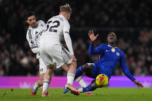 Premier League Fulham v Chelsea Raul Jimenez of Fulham fouls MoisÃ s Caicedo of Chelsea during the Premier League match Fulham vs Chelsea at Craven Cottage, London, United Kingdom, 7th January 2026 (Photo by Harvey Murphy News Images) Copyright: xHarveyxMurphy NewsxImagesx