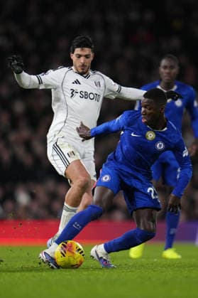 Premier League Fulham v Chelsea MoisÃ s Caicedo of Chelsea and Raul Jimenez of Fulham during the Premier League match Fulham vs Chelsea at Craven Cottage, London, United Kingdom, 7th January 2026 (Photo by Harvey Murphy News Images) Copyright: xHarveyxMurphy NewsxImagesx