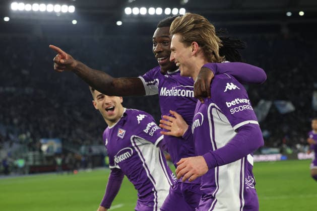 Rome, Italy - January 7, 2026: Albert Guðmundsson of Fiorentina scores the goal penalty and celebrate with the team during the Serie A Enilive 2025-2026 football match between SS Lazio vs ACF Fiorentina at Olympic Stadium.  Copyright: xmarcoxiacobuccix xipa-agency.netx xmarcoxiacobuccix IPA_Agency_IPA69798486  Copyright: xIMAGO marcoxiacobuccix xipa-agency.netx xIMAGO IndependentxPhotoxAgencyxInt.x IPA_Agency_IPA69798486