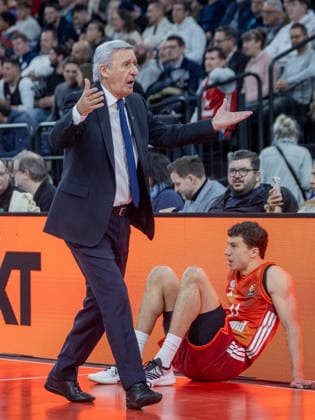 Fassungslos . . . FCBB - Trainer Svetislav PESIC und Bayerns 11 Vladimir LUCIC. Basketball: Bayern - Baskonia 96:89. Euroleague, FC Bayern Basketball - Kosner Baskonia Vitoria-Gasteiz, Runde 20, Saison 2025-2026, am 7.1.2026 in Muenchen, S A P G A R D E N, Deutschland. Quelle Copyright Credit : Oryk HAIST