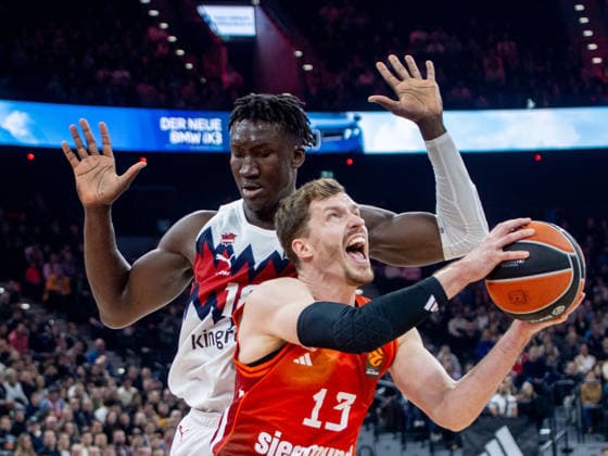 Durchsetzungsstark . . . Bayerns 13 Andreas OBST gegen Baskonias 18 DIOP. Basketball: Bayern - Baskonia 96:89. Euroleague, FC Bayern Basketball - Kosner Baskonia Vitoria-Gasteiz, Runde 20, Saison 2025-2026, am 7.1.2026 in Muenchen, S A P G A R D E N, Deutschland. Quelle Copyright Credit : Oryk HAIST