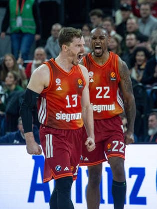 Begeistert . . . Bayerns 13 Andreas OBST Bayerns 22 Isiaha MIKE. Basketball: Bayern - Baskonia 96:89. Euroleague, FC Bayern Basketball - Kosner Baskonia Vitoria-Gasteiz, Runde 20, Saison 2025-2026, am 7.1.2026 in Muenchen, S A P G A R D E N, Deutschland. Quelle Copyright Credit : Oryk HAIST