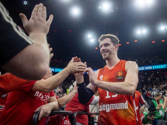 Bayerns 13 Andreas OBST nach Spielende bei den Fans. Basketball: Bayern - Baskonia 96:89. Euroleague, FC Bayern Basketball - Kosner Baskonia Vitoria-Gasteiz, Runde 20, Saison 2025-2026, am 7.1.2026 in Muenchen, S A P G A R D E N, Deutschland. Quelle Copyright Credit : Oryk HAIST