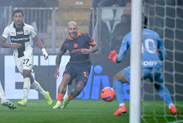 (260108) -- PARMA, Jan. 8, 2026 -- Inter Milan s Federico Dimarco (C) shoots and scores a Serie A football match between Parma and Inter Milan in Parma, Italy, Jan. 7, 2026. (Photo by Xinhua) (SP)ITALY-PARMA-FOOTBALL-SERIE A-PARMA VS INTER MILAN AlbertoxLingria 