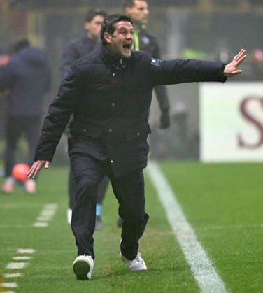 (260108) -- PARMA, Jan. 8, 2026 -- Inter Milan s head coach Cristian Chivu gestures during a Serie A football match between Parma and Inter Milan in Parma, Italy, Jan. 7, 2026. (Photo by Xinhua) (SP)ITALY-PARMA-FOOTBALL-SERIE A-PARMA VS INTER MILAN AlbertoxLingria 
