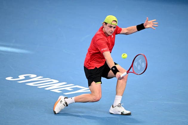 TENNIS UNITED CUP SYDNEY, Zizou Bergs of Belgium plays a shot during the men™s quarterfinal match against Jakub Mensik of Czechia in the 2026 United Cup at Ken Rosewall Arena in Sydney, Thursday, January 8, 2026. ( NO ARCHIVING, EDITORIAL USE ONLY SYDNEY NEW SOUTH WALES AUSTRALIA  Copyright: xDANxHIMBRECHTSx 20260108125598938993