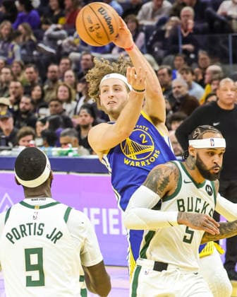 (260108) -- SAN FRANCISCO, Jan. 8, 2026 -- Golden State Warriors Brandin Podziemski (top) passes the ball during the 2025-2026 NBA, Basketball Herren, USA regular season basketball game between Golden State Warriors and Milwaukee Bucks in San Francisco, the United States, Jan. 7, 2026. (Photo by Xinhua) (SP)U.S.-SAN FRANCISCO-BASKETBALL-NBA-GOLDEN STATE WARRIORS VS MILWAUKEE BUCKS ArthurxDong 