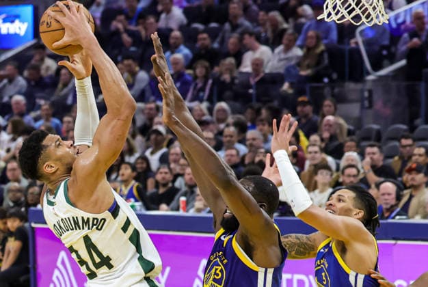 (260108) -- SAN FRANCISCO, Jan. 8, 2026 -- Milwaukee Bucks Giannis Antetokounmpo (L) goes for a layup during the 2025-2026 NBA, Basketball Herren, USA regular season basketball game between Golden State Warriors and Milwaukee Bucks in San Francisco, the United States, Jan. 7, 2026. (Photo by Xinhua) (SP)U.S.-SAN FRANCISCO-BASKETBALL-NBA-GOLDEN STATE WARRIORS VS MILWAUKEE BUCKS ArthurxDong 