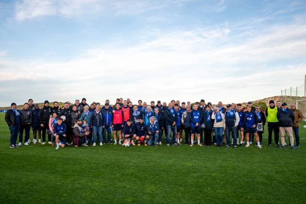 Die Spieler von Darmstadt posieren mit Fans für ein Foto, ESP, SV Darmstadt 98, Fussball, 2. Bundesliga, Trainingslager in El Saler, 5. Tag, 08.01.2026. ESP, SV Darmstadt 98, Fussball, 2. Bundesliga, Trainingslager in El Saler, 5. Tag El Saler