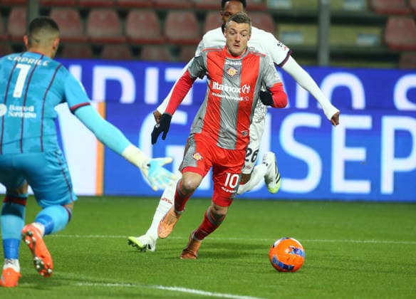 Cremonese Jamie Vardy vs. Cagliari Yerry Mina during the Serie A soccer match between Cremonese and Cagliari at the Giovanni Zini in Cremona, north west Italy - GiovedÃ¬ , 8 Gennaio 2026. - Soccer .  Copyright: xAlbertoxMariani LaPressex